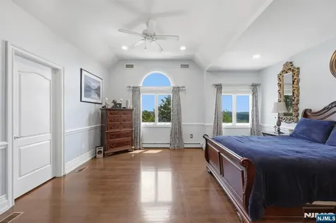 27 Mountainwood Court Totowa NJ 07512