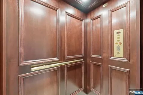 27 Mountainwood Court Totowa NJ 07512