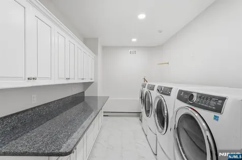 27 Mountainwood Court Totowa NJ 07512