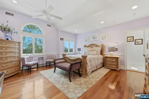 27 Mountainwood Court Totowa NJ 07512