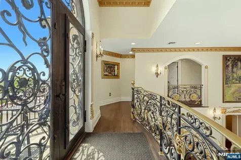 27 Mountainwood Court Totowa NJ 07512