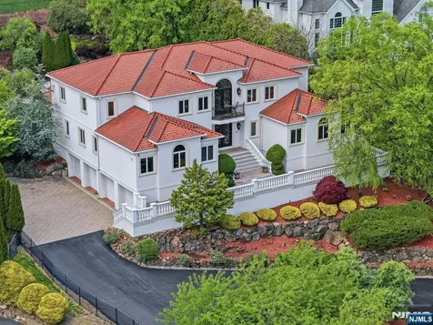 27 Mountainwood Court Totowa NJ 07512