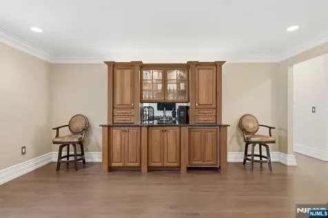 27 Mountainwood Court Totowa NJ 07512