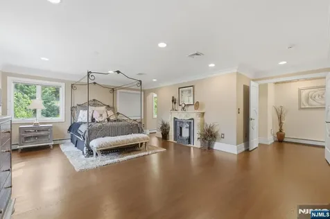 27 Mountainwood Court Totowa NJ 07512