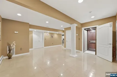 27 Mountainwood Court Totowa NJ 07512