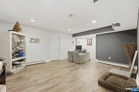 27 Mountainwood Court Totowa NJ 07512