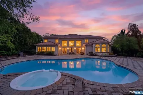 27 Mountainwood Court Totowa NJ 07512