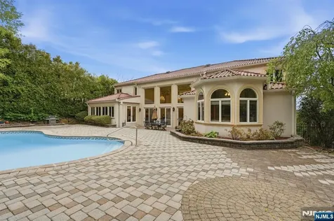 27 Mountainwood Court Totowa NJ 07512