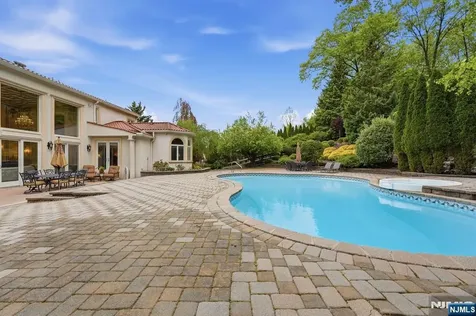 27 Mountainwood Court Totowa NJ 07512