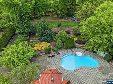 27 Mountainwood Court Totowa NJ 07512