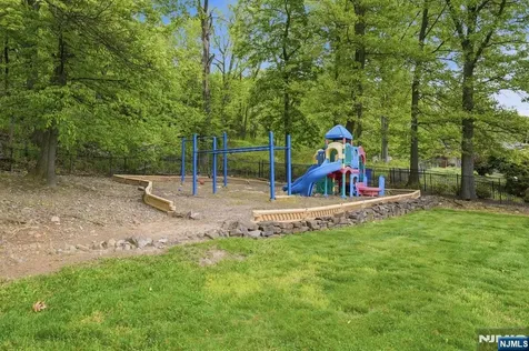27 Mountainwood Court Totowa NJ 07512