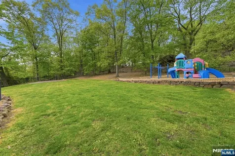 27 Mountainwood Court Totowa NJ 07512
