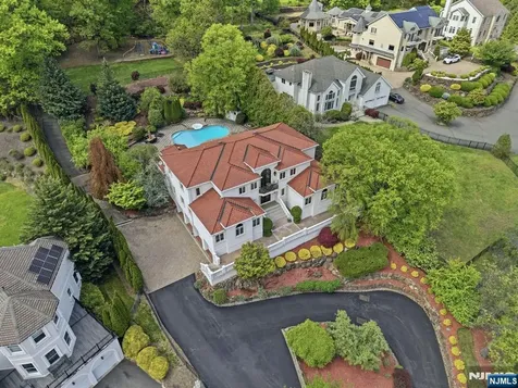 27 Mountainwood Court Totowa NJ 07512