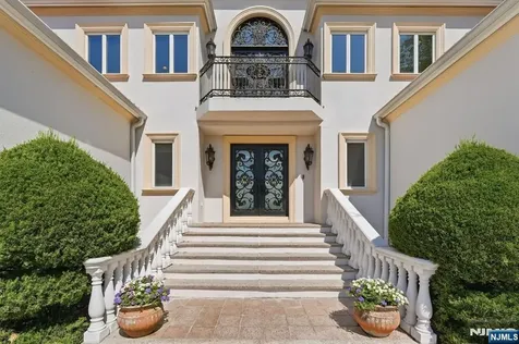 27 Mountainwood Court Totowa NJ 07512