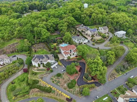 27 Mountainwood Court Totowa NJ 07512