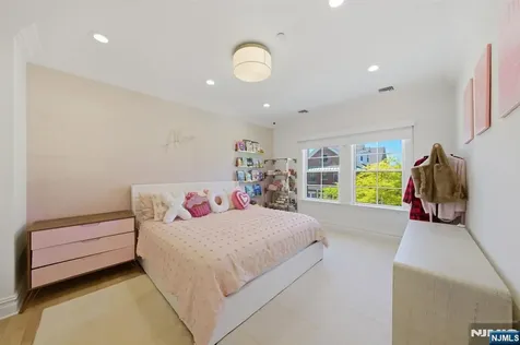900 Heights Lane Tenafly NJ 07670