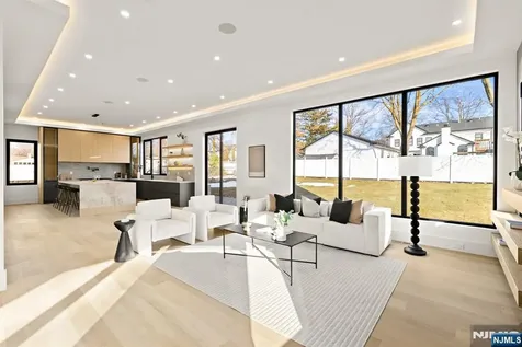 210 Hillcrest Drive Paramus NJ 07652