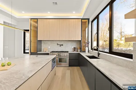 210 Hillcrest Drive Paramus NJ 07652