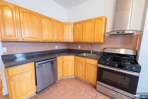 128 Oak Street Weehawken NJ 07086