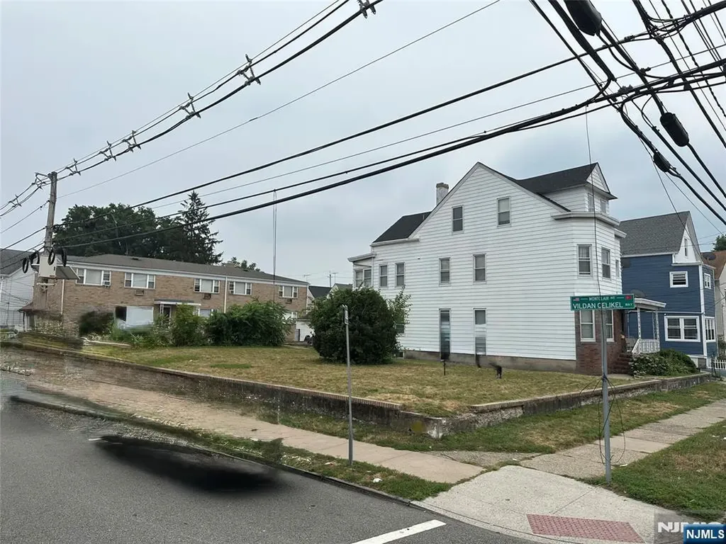 88 Montclair Avenue Paterson NJ 07503