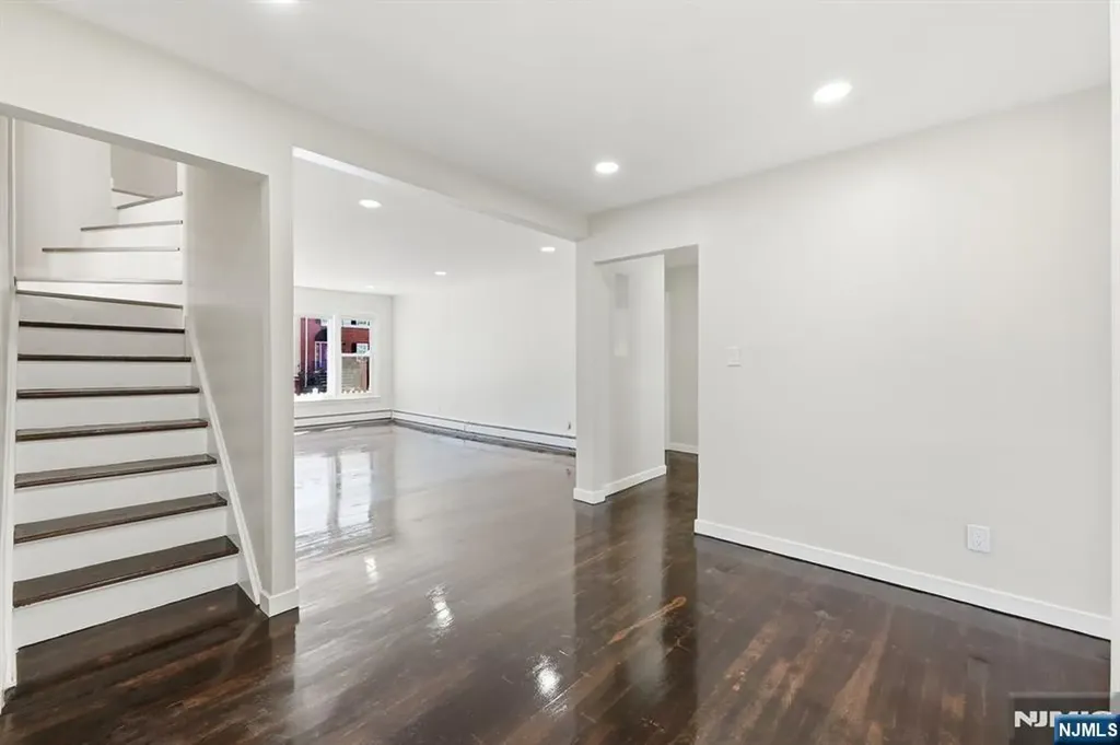 325 Schley Street Newark NJ 07112