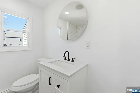 325 Schley Street Newark NJ 07112