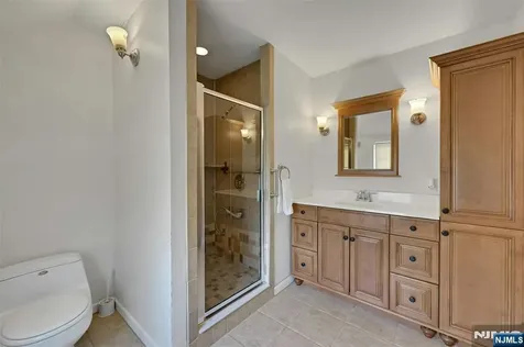44 Golf Court Teaneck NJ 07666
