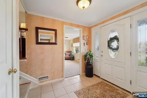 15 Ella Lane Wayne NJ 07470