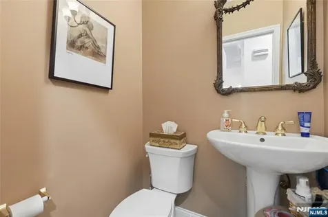 122 White Pine Court Paramus NJ 07652