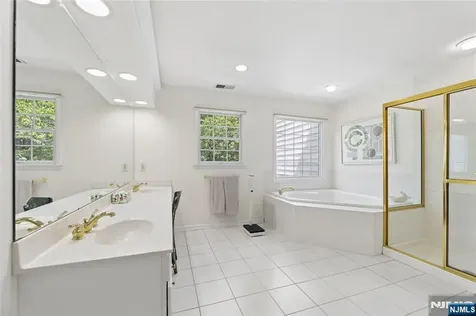 122 White Pine Court Paramus NJ 07652