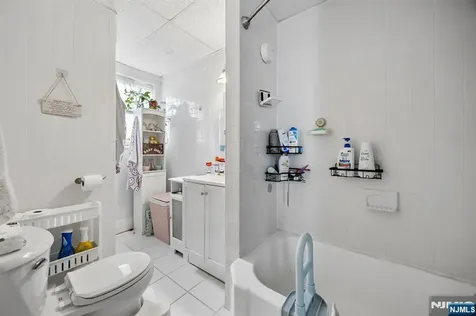 86 Llewellyn Avenue Hawthorne NJ 07506
