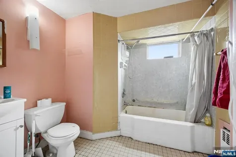 86 Llewellyn Avenue Hawthorne NJ 07506