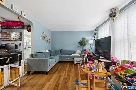 86 Llewellyn Avenue Hawthorne NJ 07506