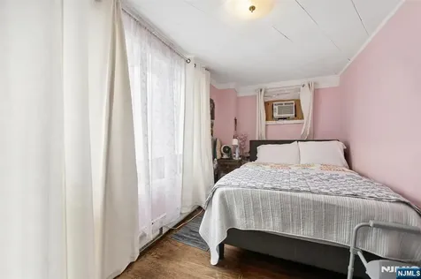 86 Llewellyn Avenue Hawthorne NJ 07506
