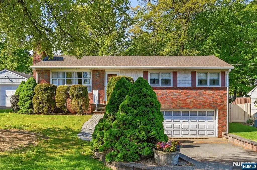 90 Mcnomee Street Oakland NJ 07436