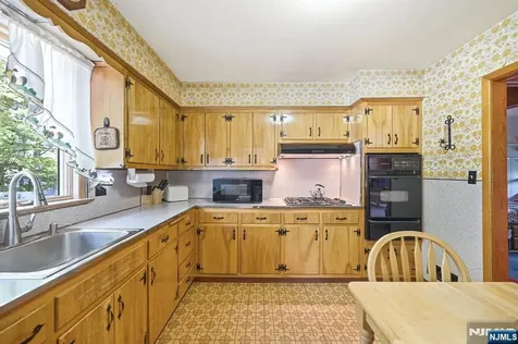 90 Mcnomee Street Oakland NJ 07436