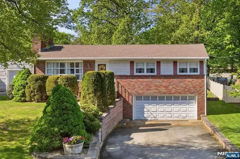 90 Mcnomee Street Oakland NJ 07436