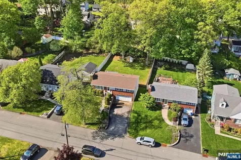 90 Mcnomee Street Oakland NJ 07436