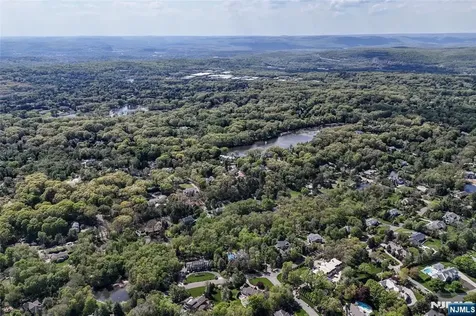 962 Arapaho Trail Franklin Lakes NJ 07417