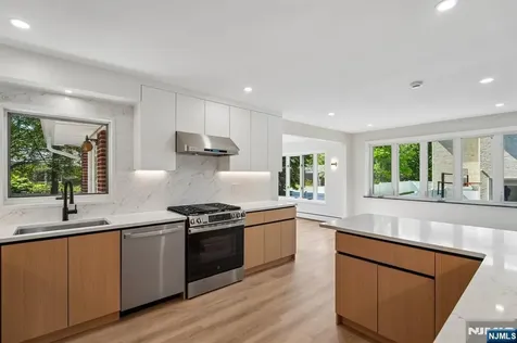 11 Raymond Street Englewood Cliffs NJ 07632