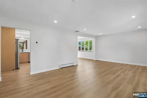 11 Raymond Street Englewood Cliffs NJ 07632