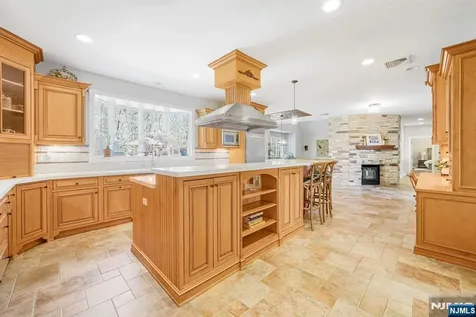 9 Pennbrook Court Montville Township NJ 07005