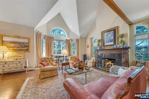 11 Lower Cross Road Saddle River NJ 07458