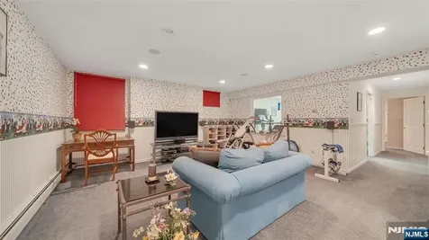 11 Lower Cross Road Saddle River NJ 07458