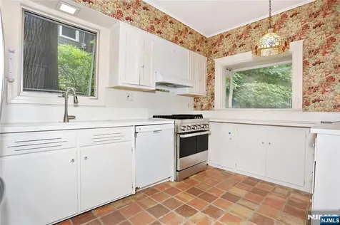 388 Allaire Avenue Leonia NJ 07605