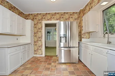 388 Allaire Avenue Leonia NJ 07605
