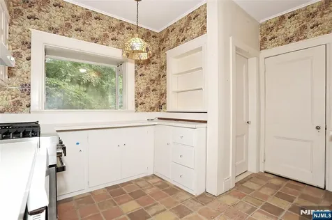 388 Allaire Avenue Leonia NJ 07605