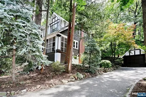 388 Allaire Avenue Leonia NJ 07605
