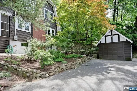 388 Allaire Avenue Leonia NJ 07605