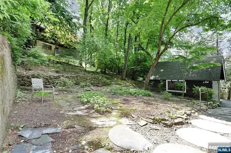 388 Allaire Avenue Leonia NJ 07605